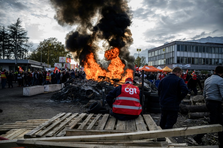 Des employés en grève de l'usine chimique Vencorex à Pont-de-Claix en Isère, le 7 novembre 2024