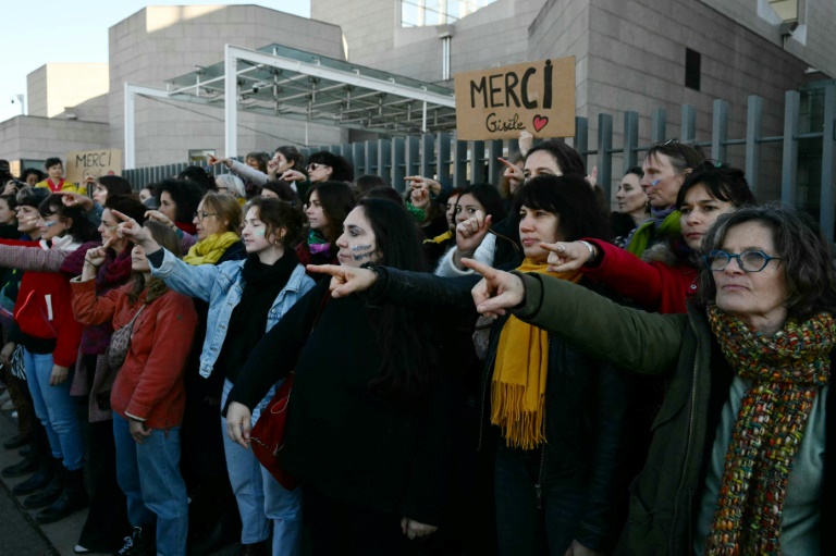 Des femmes se rassemblant en soutien à Gisèle Pelicot devant le palais de justice, après que l'accusation ait conclu son réquisitoire contre les 51 accusés dans le procès pour viols en série de Dominique Pelicot, à Avignon (Vaucluse), le 27 novembre 2024