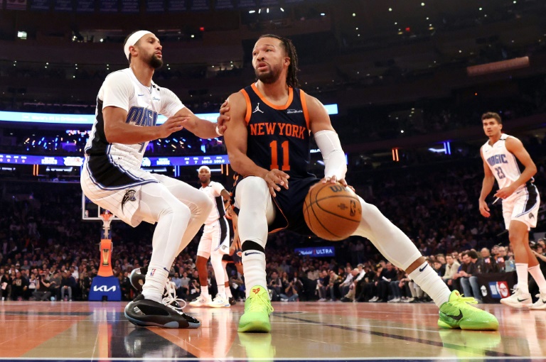 Le meneur des New York Knicks Jalen Brunson face à Jalen Suggs lors de la rencontre face à Orlando, à New York, le 3 décembre 2024