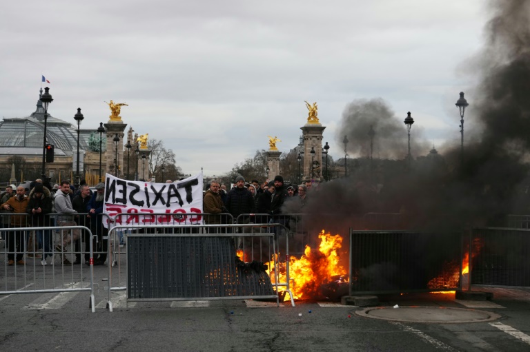 Des chauffeurs de taxi lors d'une manifestation à Paris, le 3 décembre 2024