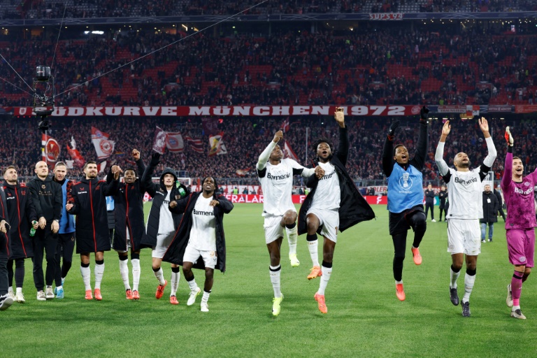 Les joueurs du Bayer Leverkusen fêtent leur victoire en Coupe d'Allemagne avec leurs supporters face au Bayern Munich le 3 décembre 2024 à Munich en Allemagne