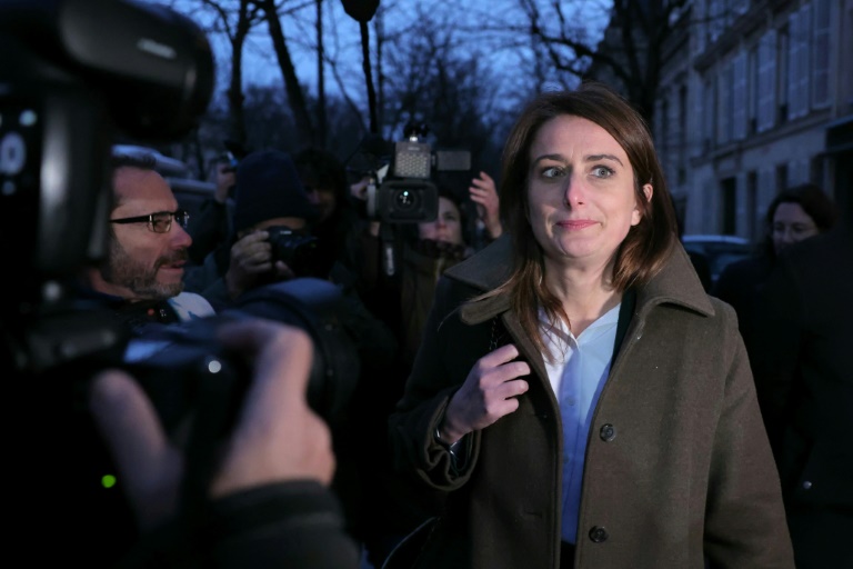 La secrétaire nationale du parti Les Ecologistes, Marine Tondelier, réagit à la sortie du palais de l'Elysée après un entretien avec le président français, à Paris, le 10 décembre 2024