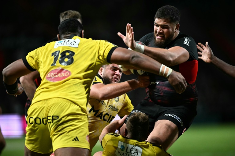 Emmanuel Meafou face à son homologue de La Rochelle Will Skelton (de dos), le 15 septembre 2024 à Toulouse