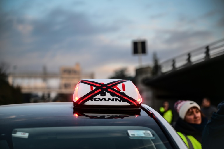 Manifestation de chauffeurs de taxi à Lyon contre la convention en cours de négociation avec l'Assurance maladie pour le transport de malades assis, le 2 décembre 2024