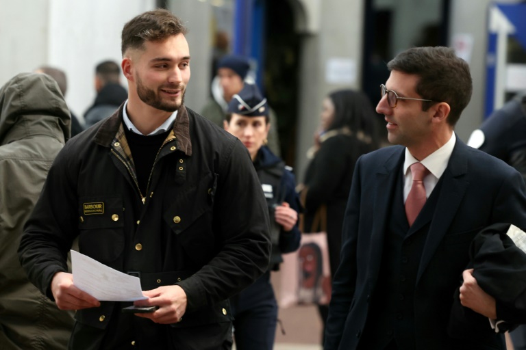 Marc de Cacqueray-Valmenier en compagnie de son avocat au TGI de Bobigny le 6 décembre 2024