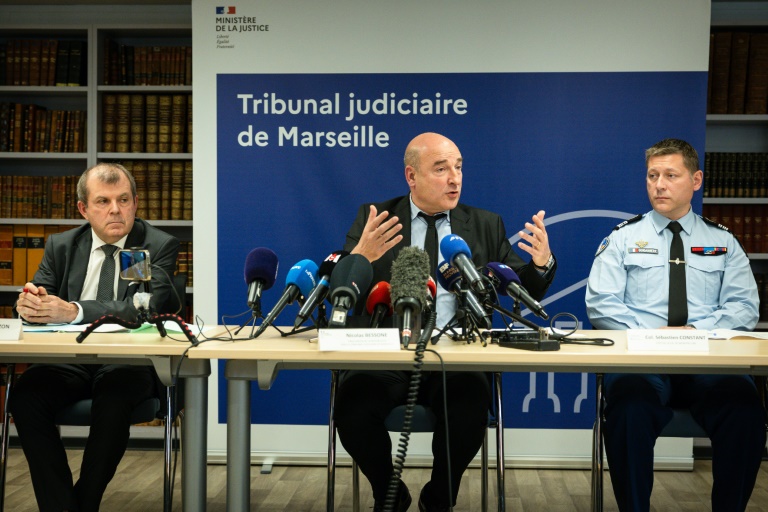 De gauche à droite le responsable du SIPJ des Bouches-du-Rhône Philippe Frizon, le procureur de la République de Marseille Nicolas Bessone et le patron de la section de recherche de la gendarmerie de Montpellier, le colonel Sébastien Constan, lors d'une conférence de presse à Marseille le 7 décembre 2024