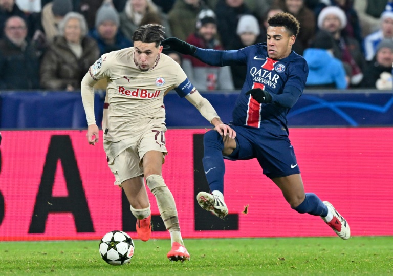 Le milieu du PSG Desire Doue (droite) lors du match de Ligue des champions à Salzbourg, le 10 décembre 2024