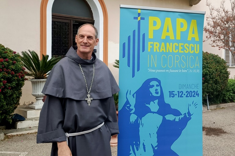 L'évêque d'Ajaccio, Mgr François-Xavier Bustillo présente l'affiche de la visite du Pape en Corse prévue le 15 décembre prochain, le 21 novembre 2024 à Ajaccio