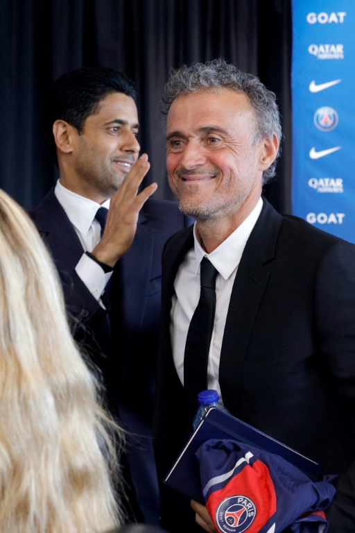 Le président du PSG Nasser Al-Khelaïfi avec Luis Enrique, tout juste nommé entraîneur du club, le 5 juillet 2023 au Campus PSG à Poissy