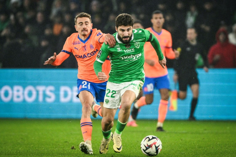 L'attaquant stéphanois Zuriko Davitashvili à la lutte avec le Marseillais Valentin Rongier, à Saint-Etienne, le 8 décembre 2024