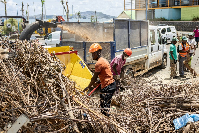 Opération de nettoyage à Mamoudzou, le chef-lieu de Mayotte, le 29 décembre 2024