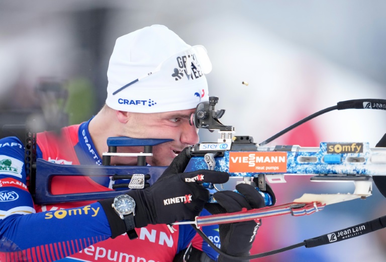 Le Français Emilien Jacquelin dans le relais 4x7,5km de l'étape de Coupe du monde de biathlon de Hochfilzen le 15 décembre 2024 en Autriche