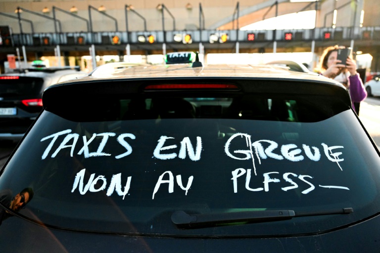 Manifestation de chauffeurs de taxi contre la convention en cours de négociation avec l'Assurance maladie pour le transport de malades assis, le 2 décembre 2024 à Lançon-de-Provence, dans les Bouches-du-Rhône