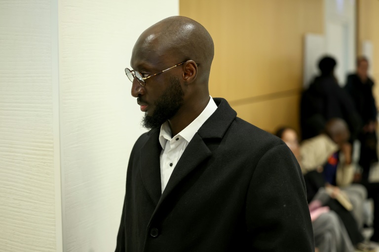 Boubacar C, accusé d'avoir fait pression sur le footballeur Paul Pogba et sa famille, arrive au tribunal correctionnel de Paris pour assister au procès à Paris, le 26 novembre 2024