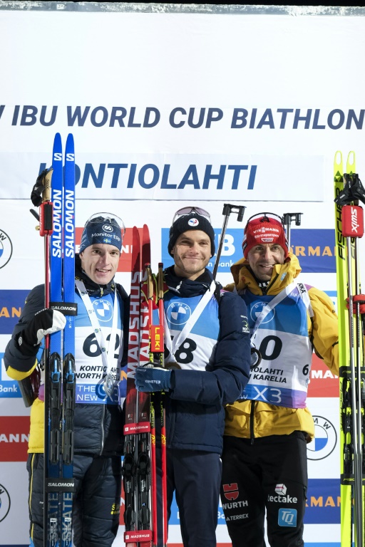 Emilien Jacquelin (centre) vainqueur du sprint de Kontiolahti (Finlande), en Coupe du monde de biathlon le 6 décembre 2024