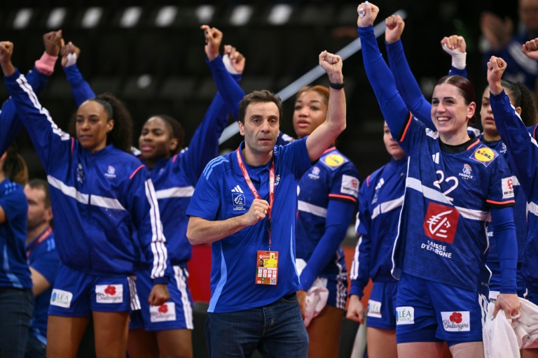 Le sélectionneur de la France, Sébastien Gardillou (c.), pendant un match du championnat d'Europe de handball féminin 2024 féminin contre la Pologne, à Bâle (Suisse), le 28 novembre 2024