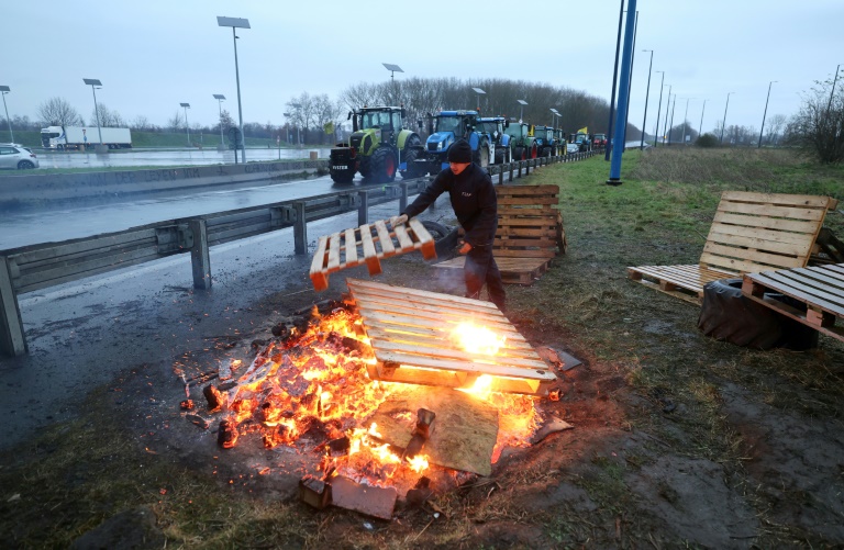 Des agriculteurs belges et français bloquent la frontière entre la France et la Belgique lors d'une manifestation contre l'accord de libre-échange UE-Mercosur, organisée par la Coordination rurale, le 5 décembre 2024