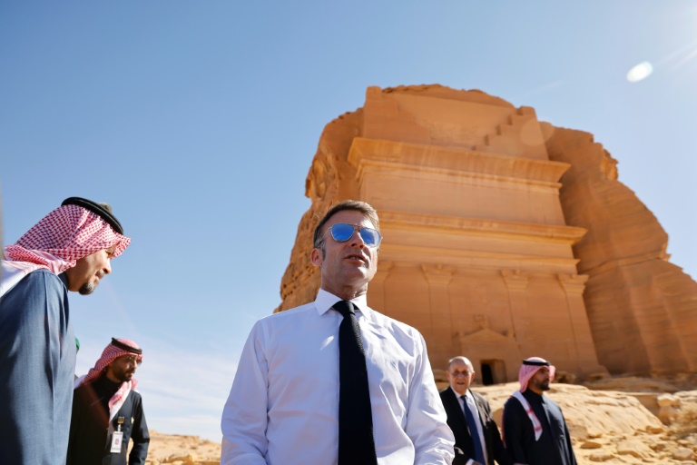 Le président français Emmanuel Macron visite la cité nabatéenne d'Hégra, près de l'oasis d'Al-Ula, le 3 décembre 2024 en Arabie saoudite