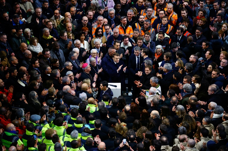 Le président Emmanuel Macron et les ouvriers de la reconstruction de la cathédrale Notre-Dame de Paris, le 29 novembre 2024