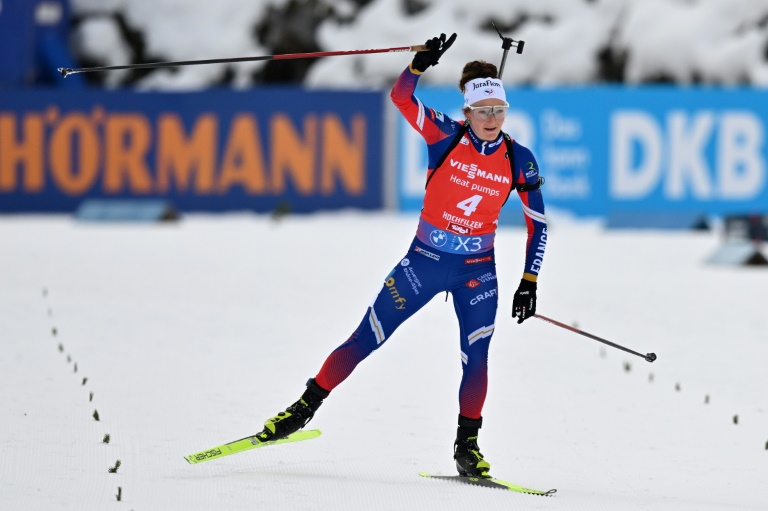 La Française Lou Jeanmonnot franchit la ligne d'arrivée de la poursuite de Hochfilzen le 14 décembre 2024