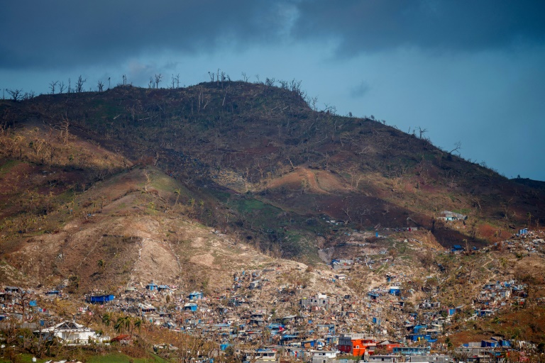 Les dégâts dans la ville de Mamoudzou, capitale de Mayotte après le passage du cyclone Chido sur l'archipel, le 18 décembre 2024