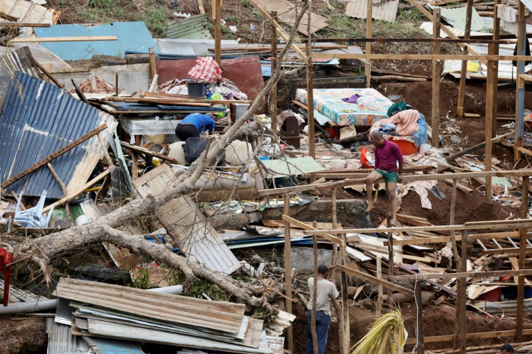 Des habitants récupèrent des affaires et tentent de reconstruire leurs maisons détruites par le passage de l'ouragan Chido sur Mayotte, le 19 décembre 2024 à Mamoudzou