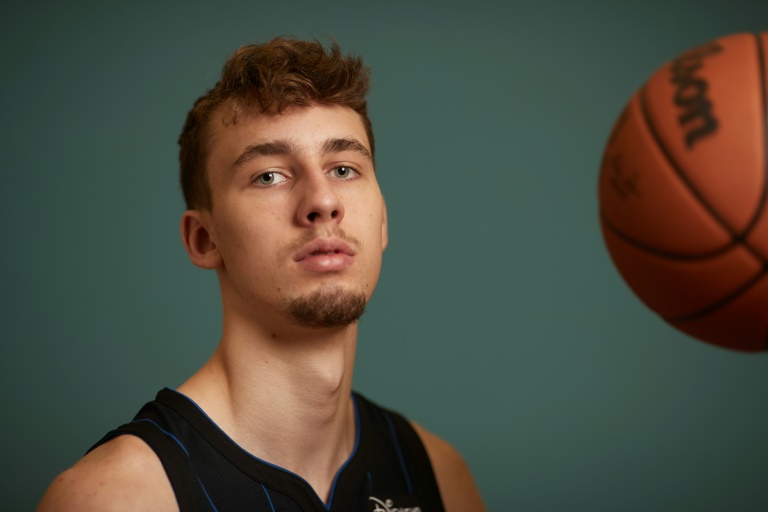 Franz Wagner, l'ailier allemand du Orlando Magic, pose pour une photo lors du 2021 NBA Rookie Photo Shoot, le 15 août 2021, à Las Vegas