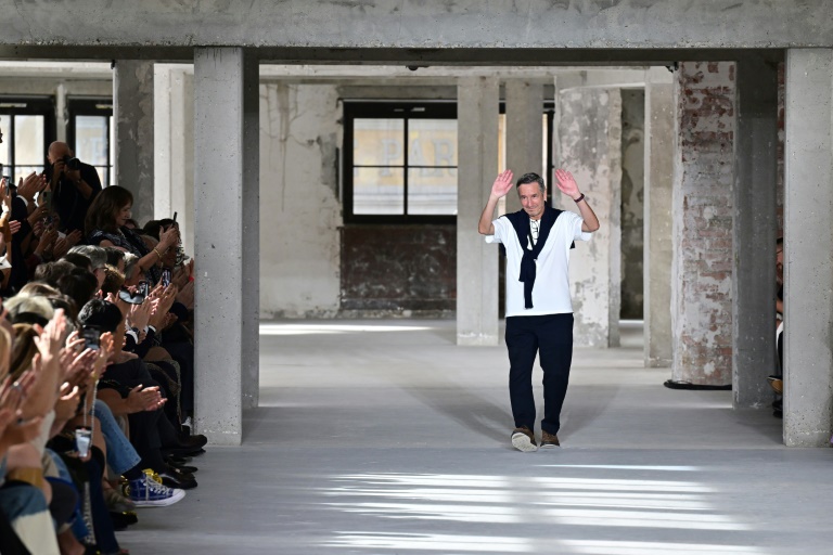 Le couturier belge Dries Van Noten après le défilé de sa collection printemps/été 2024 à la Fashion Week de Paris, le 27 septembre 2023