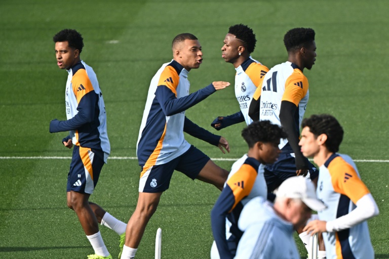 (De g. à d.) Rodrygo, Kylian Mbappé, Vinicius Junior et Aurélien Tchouaméni participent à une séance d'entraînement à la cité sportive du Real Madrid à Valdebebas, avant leur match de Liga contre Gérone, le 6 décembre 2024