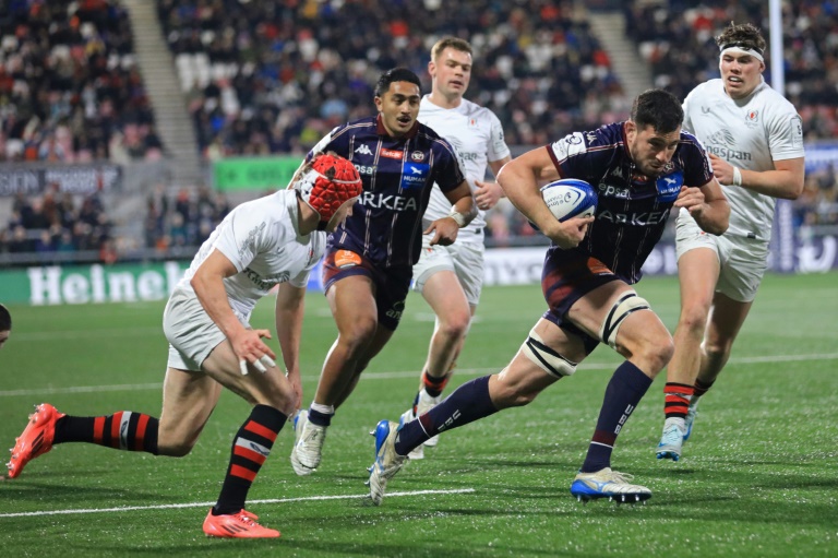 Le deuxième ligne de l'UBB Guido Petti avec le ballon face à l'Ulster, à Belfast, le 14 décembre 2024