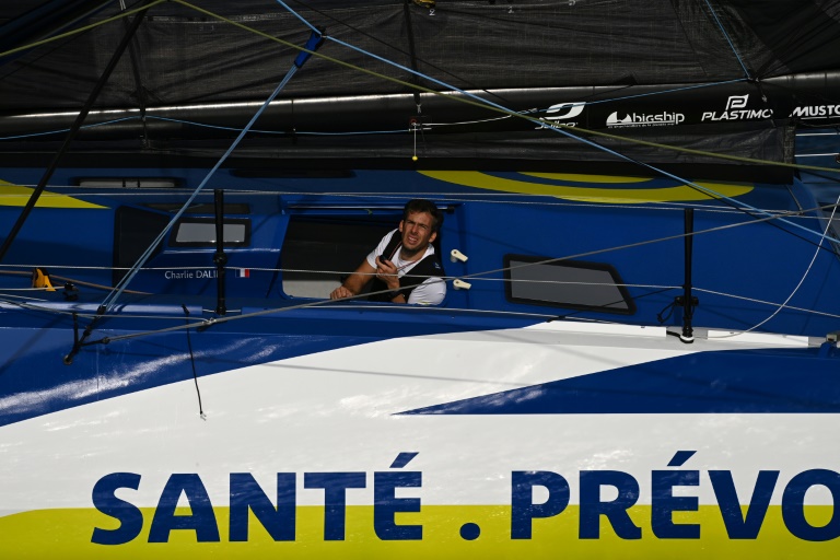 Charlie Dalin, en tête du Vendée Globe jeudi dans la tempête du grand Sud, photographié le 10 novembre au départ de la course aux Sables-d'Olonne.