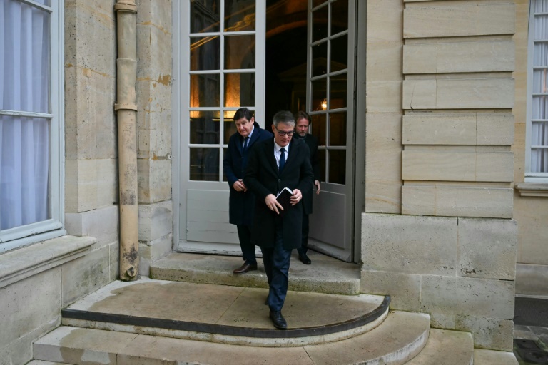 Le Premier secrétaire du Parti socialiste Olivier Faure (c) à la sortie de l'hôtel Matignon après une rencontre avec le Premier ministre François Bayrou, le 17 décembre 2024 à Paris