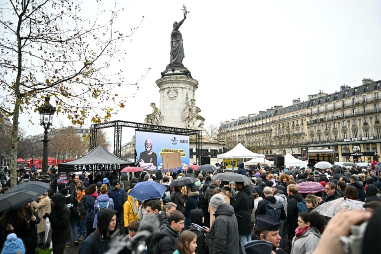 Rassemblement le 21 décembre 2024 sur la place de la République à Paris célébrant la libération du militant écologiste Paul Watson