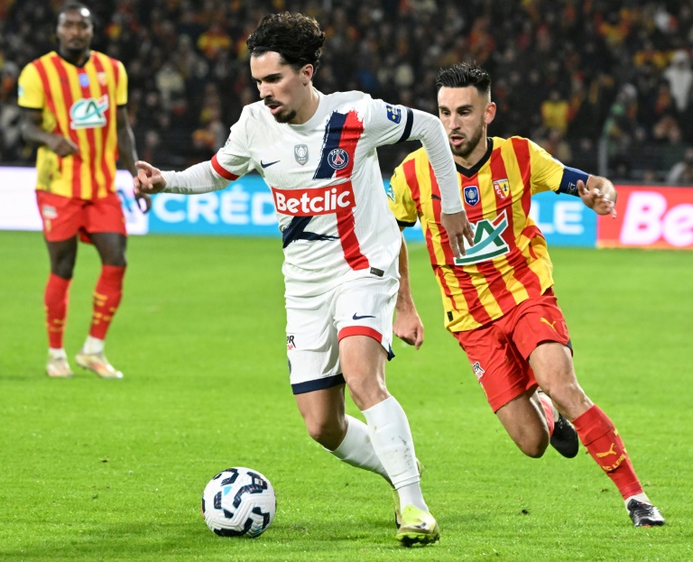 Le Parisien Vitinha devant le Lensois Adrien Thomasson lors du 32e de finale de Coupe de France Lens-PSG le 22 décembre 2024 au stade Bollaert à Lens