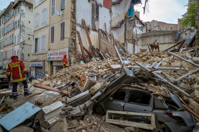 Photo diffusée par BMPM/SM de pompiers travaillant dans les décombres de deux immeubles effondrés, rue d'Aubagne, le 5 novembre 2018 à Marseille