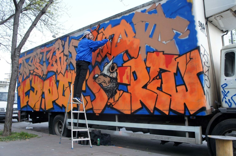 Photo diffusée par la famille du peintre et street-artist français Théo Clerc réalisant un tag sur un camion à Paris en 2018