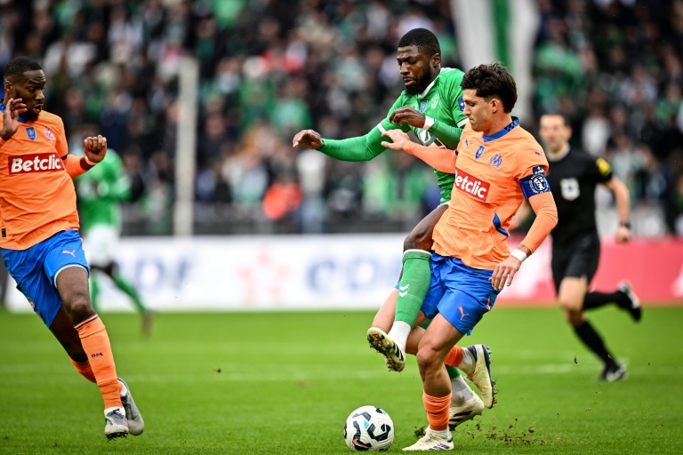 Le défenseur argentin de Marseille Leonardo Balerdi (d.) à la lutte pour le ballon avec l'attaquant malien de Saint-Etienne Ibrahim Sissoko lors du 32e de finale de la Coupe de France entre l'ASSE et l'OM, à Saint-Etienne, le 22 décembre 2024