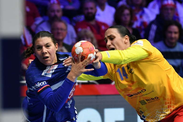 Laura Flippes (à gauche) à la lutte avec la Roumaine Bianca Bazaliu lors de la victoire des Bleues dans leur premier match du tour principal de l'Euro-2024 de hand le 5 décembre 2024 à Debrecen (Hongrie)