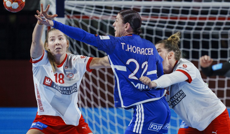 La Française Tamara Horacek tenue en échec par la défense danoise, vendredi en demi-finale de l'Euro à Vienne.