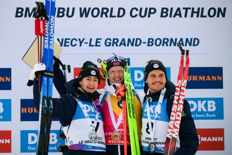 Eric Perrot (à gauche) et Emilien Jacquelin (à droite) encadre le Norvégien Johannes Boe, vainqueur de la poursuite du Grand-Bornand le 21 décembre 2024. Depuis le début de l'hiver, les biathlètes français en sont désormais à sept podiums en sept courses individuelles