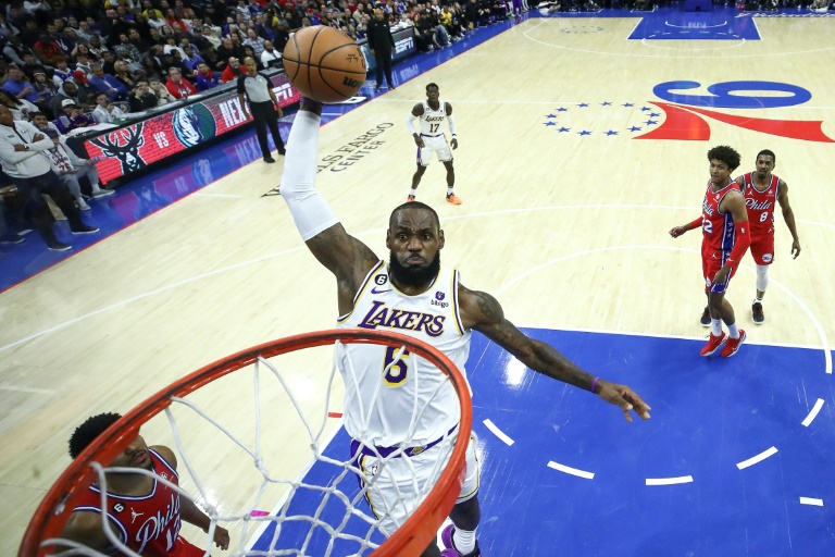 LeBron James monte au dunk face aux Philadelphia 76ers, à Philadelphie, le 9 décembre 2022