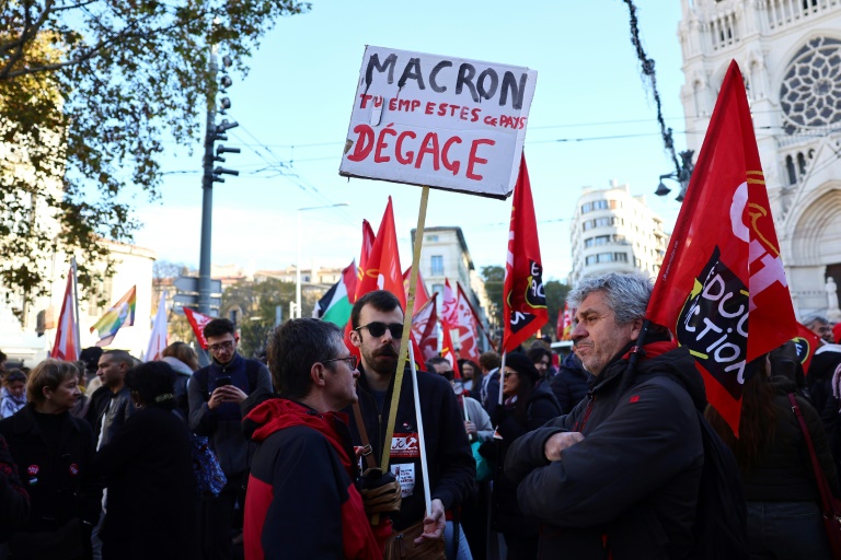 Des personnes défilent à Marseille lors d'une manifestation organisée dans le cadre d'une journée nationale d'action et de grève dans la fonction publique, le 5 décembre 2024