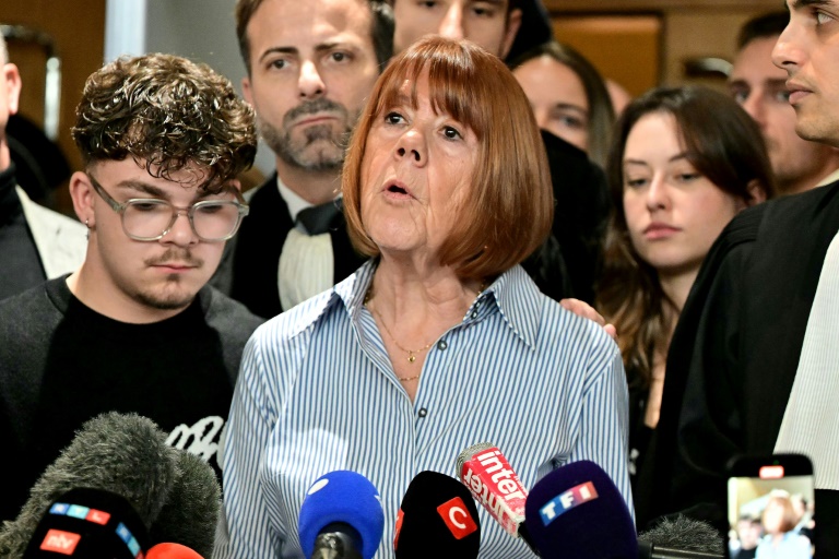 Gisèle Pelicot s'adresse à la presse à sa sortie du palais de justice, à Avignon le 19 décembre 2024