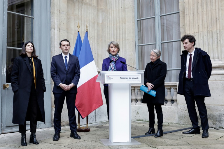 Passation de pouvoir au ministère de l'Education entre Anne Genetet (c) et Elisabeth Borne (2e d) le 24 décembre 2024 à Paris