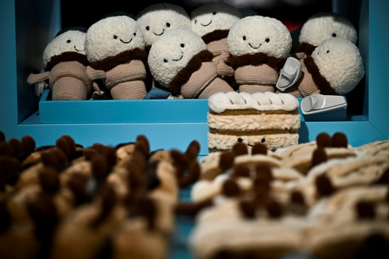 Des peluches Jellycat en forme de pâtisserie aux Galeries Lafayette Haussmann, le 29 novembre 2024 à Paris