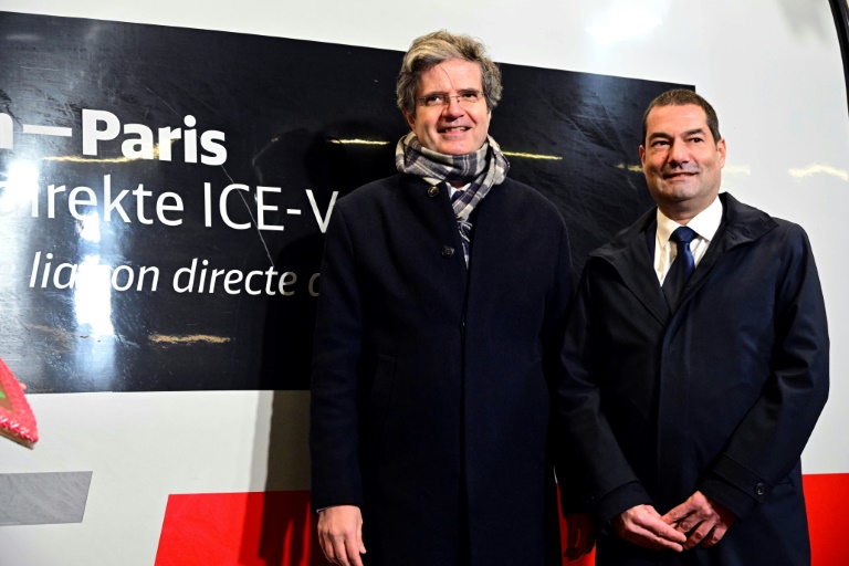 L'ambassadeur de France en Allemagne François Delattre, à gauche, et le directeur des marchés européens et du développement international de la SNCF Jean-Baptiste Guenot durant l'inauguration du Paris-Berlin, le 16 décembre 2024, à Berlin