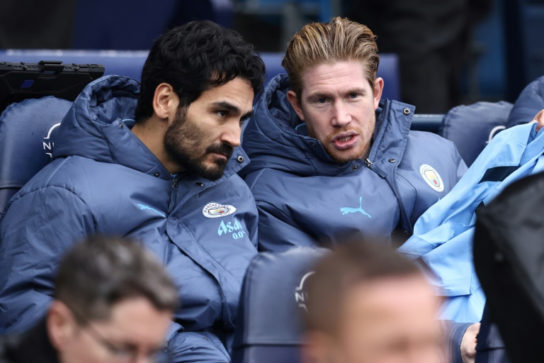 Les Mancunéens Kevin De Bruyne  (à droite) et Ilkay Gundogan (à gauche) sont entrés en jeu à la 75e et 85e minute sans pouvoir changer le cours du match face à Everton en Premier League le 26 décembre 2024 à Manchester en Angleterre