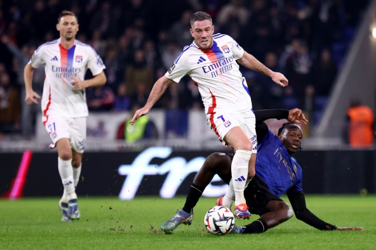 Le milieur de l'OL Jordan Veretout taclé par le Niçois Yael Nandjou lors de la rencontre de Ligue 1 entre les deux équipes, à Lyon, le 1er décembre 2024