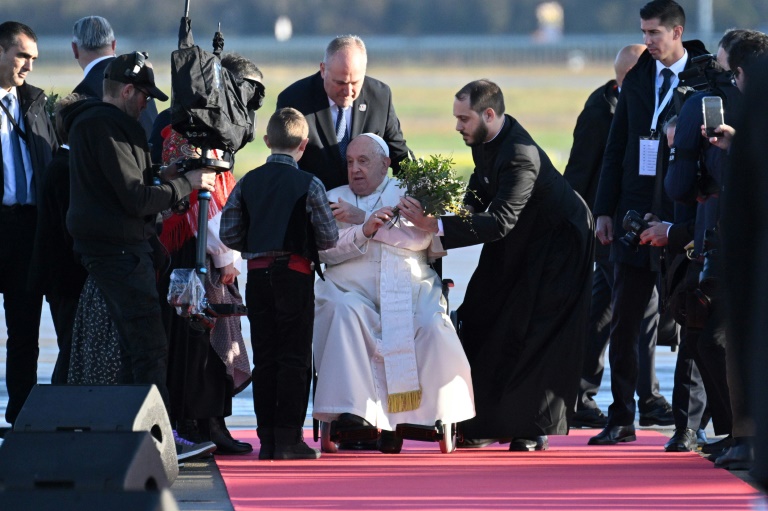 Le pape François accueilli à son arrivée à l'aéroport d'Ajaccio, le 15 décembre 2024 en Corse