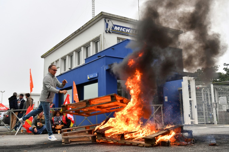 Mobilisation de salariés de Michelin de l'usine de Vannes contre la fermeture annoncée du site, le 8 novembre 2024